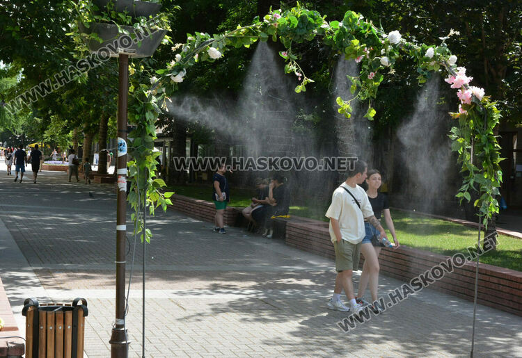 Цветна арка с пръски вода разхлажда хасковлии в жегите