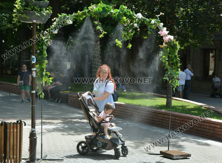 Цветна арка с пръски вода разхлажда хасковлии в жегите