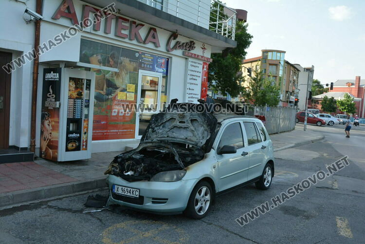 Лек автомобил Мазда изгоря край „Спартак“