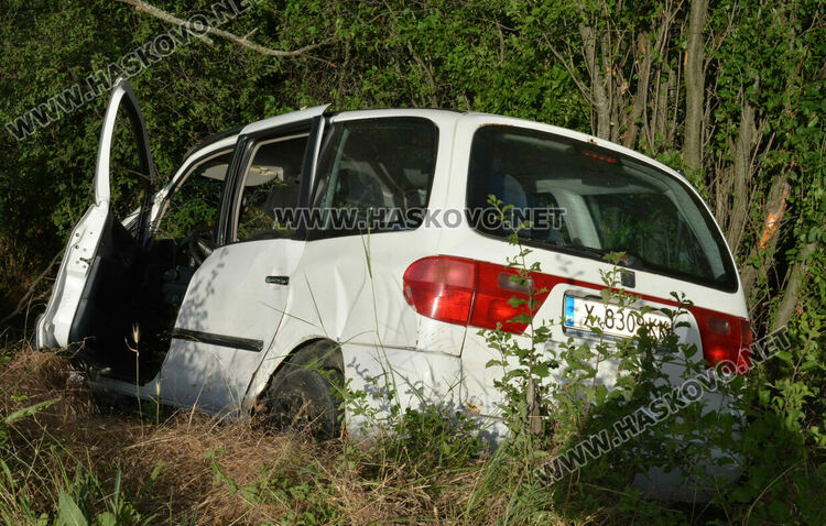 Цистерна с газ се обърна на пътя край Стойково, а кола излетя в канавка 