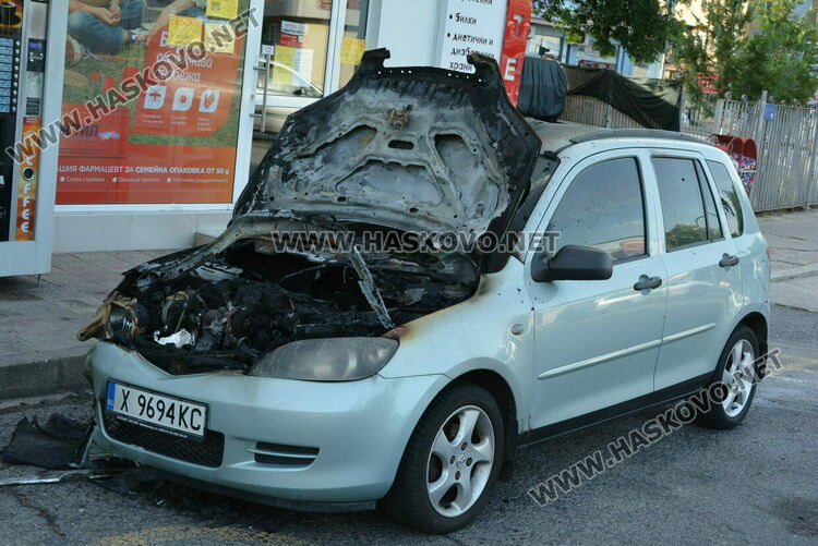 Лек автомобил Мазда изгоря край „Спартак“