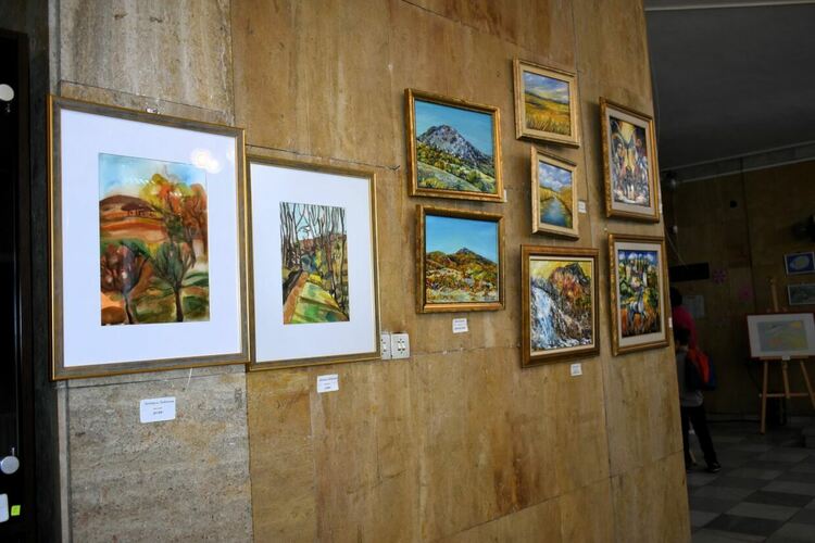 Асеновградски художници с обща изложба в Градската библиотека 