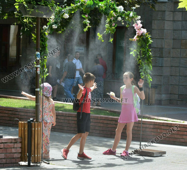 Цветна арка с пръски вода разхлажда хасковлии в жегите