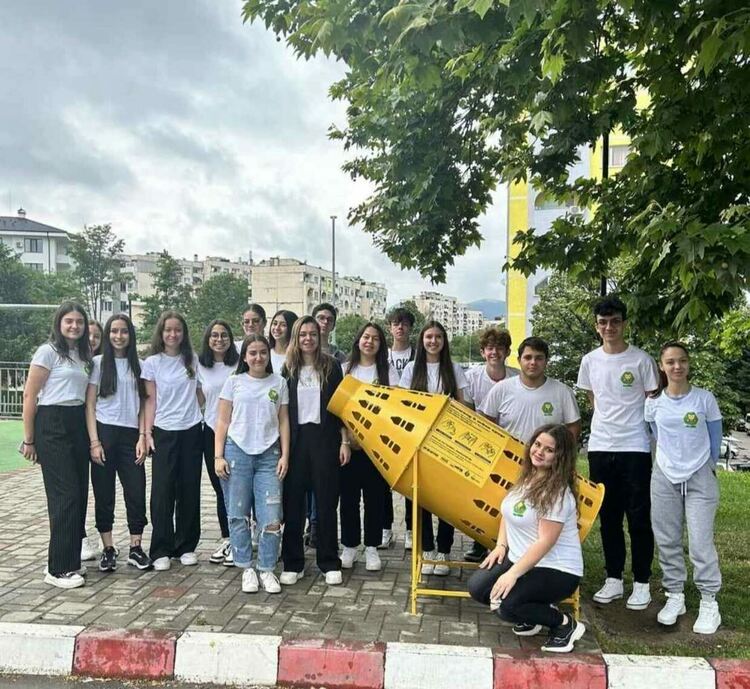 Шишеяд в двора на „Славейков“