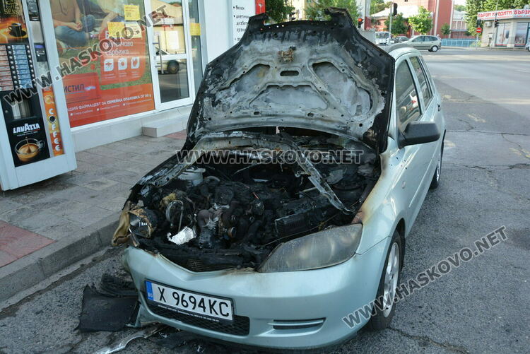 Лек автомобил Мазда изгоря край „Спартак“