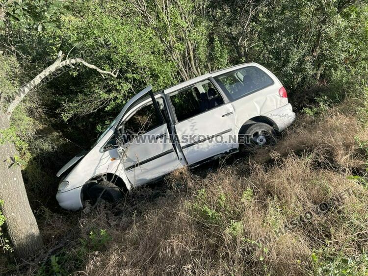 Цистерна с газ се обърна на пътя край Стойково, а кола излетя в канавка 