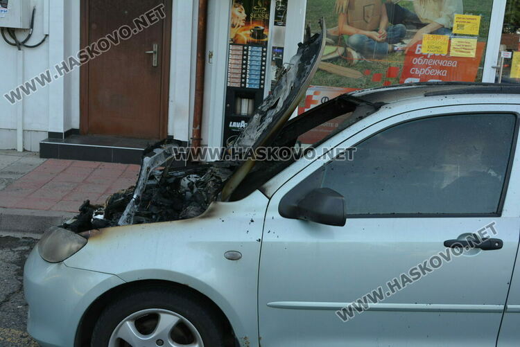 Лек автомобил Мазда изгоря край „Спартак“