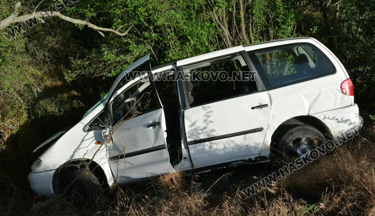 Цистерна с газ се обърна на пътя край Стойково, а кола излетя в канавка 
