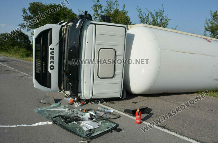 Цистерна с газ се обърна на пътя край Стойково, а кола излетя в канавка 