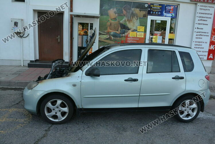 Лек автомобил Мазда изгоря край „Спартак“