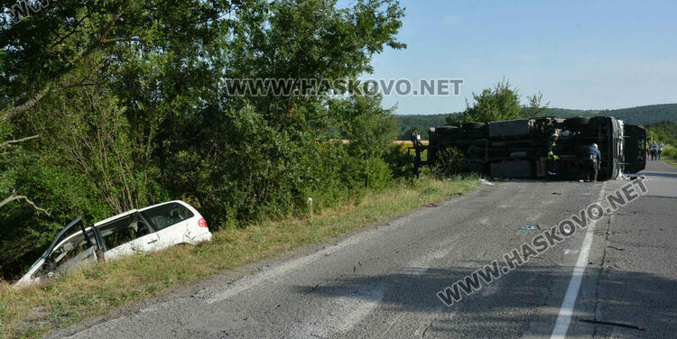 Цистерна с газ се обърна на пътя край Стойково, а кола излетя в канавка 