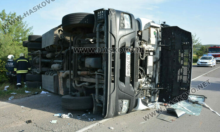 Цистерна с газ се обърна на пътя край Стойково, а кола излетя в канавка 