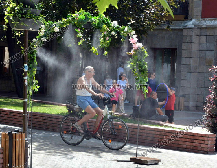 Цветна арка с пръски вода разхлажда хасковлии в жегите