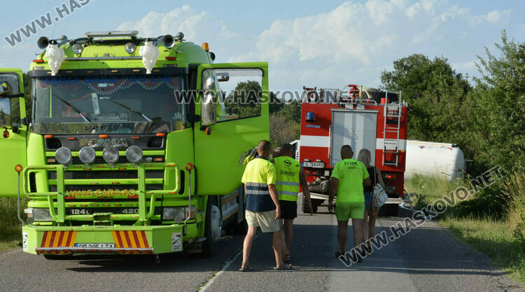 Цистерна с газ се обърна на пътя край Стойково, а кола излетя в канавка 