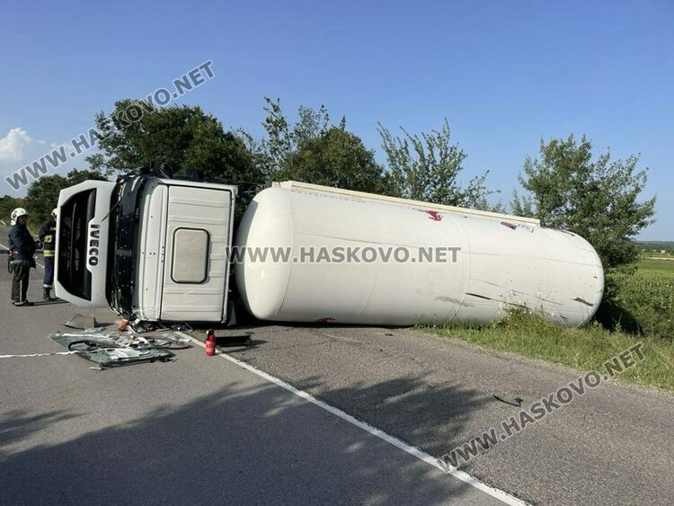 Цистерна с газ се обърна на пътя край Стойково, а кола излетя в канавка 