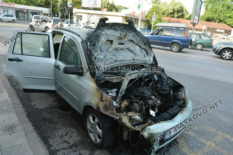 Лек автомобил Мазда изгоря край „Спартак“