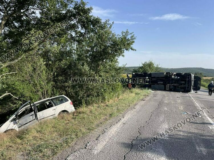 Цистерна с газ се обърна на пътя край Стойково, а кола излетя в канавка 