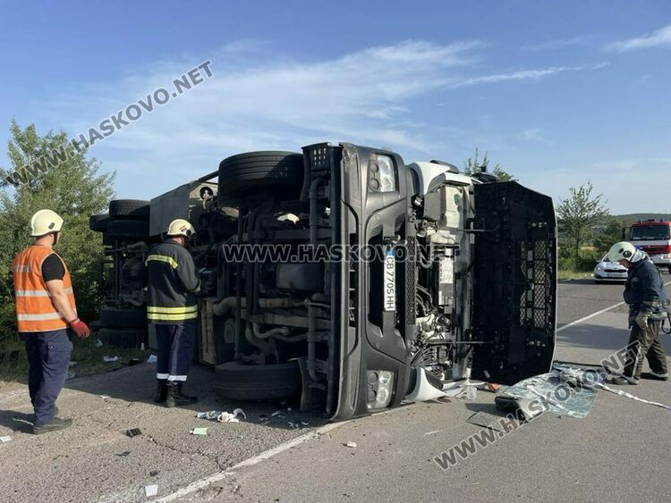 Цистерна с газ се обърна на пътя край Стойково, а кола излетя в канавка 