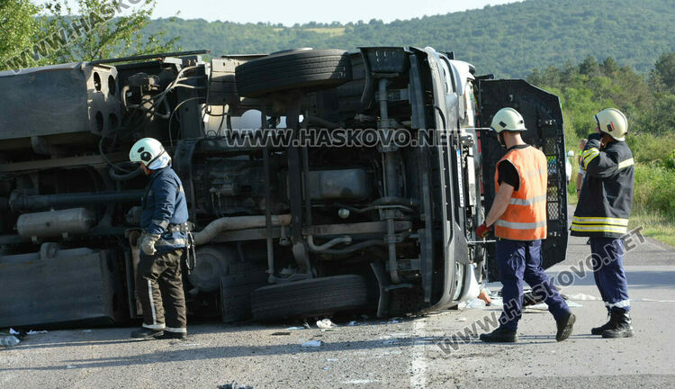 Цистерна с газ се обърна на пътя край Стойково, а кола излетя в канавка 