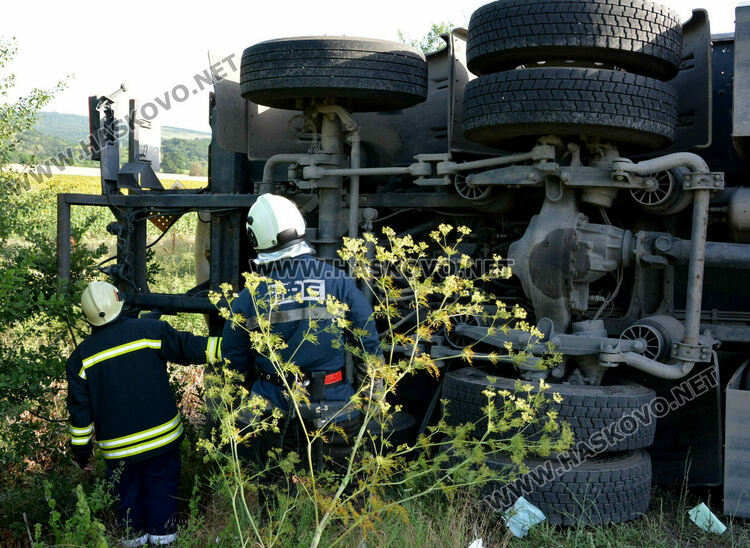 Цистерна с газ се обърна на пътя край Стойково, а кола излетя в канавка 