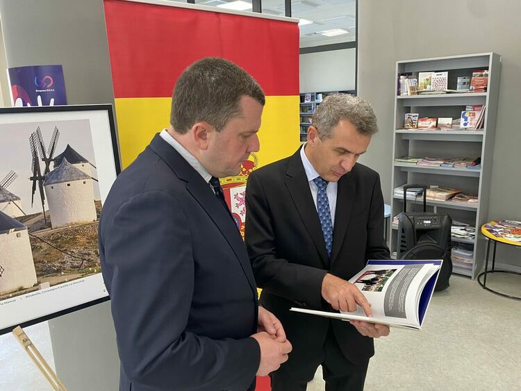 В Международния Младежки Център в Перник бе открита впечатляващата фотоизложба „Испания, по-близо“