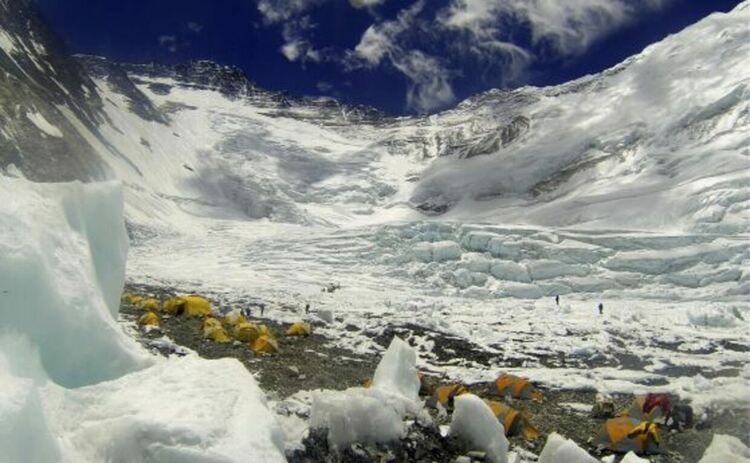Непалската армия направи почистване на Еверест от боклуци на алпинистите.