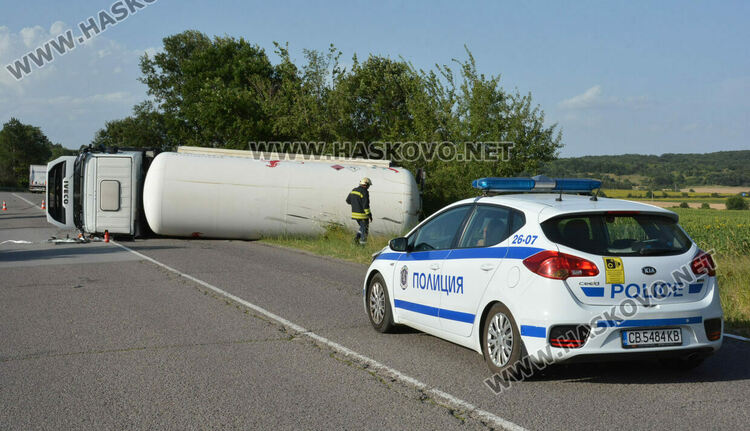 МВР: Обърналата се цистерна с газ е ударила товарен автомобил и кола 