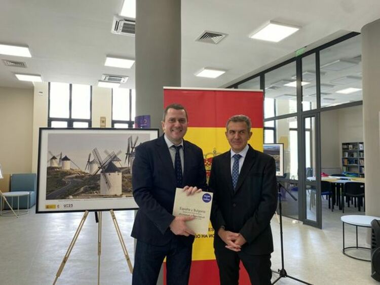 В Международния Младежки Център в Перник бе открита впечатляващата фотоизложба „Испания, по-близо“