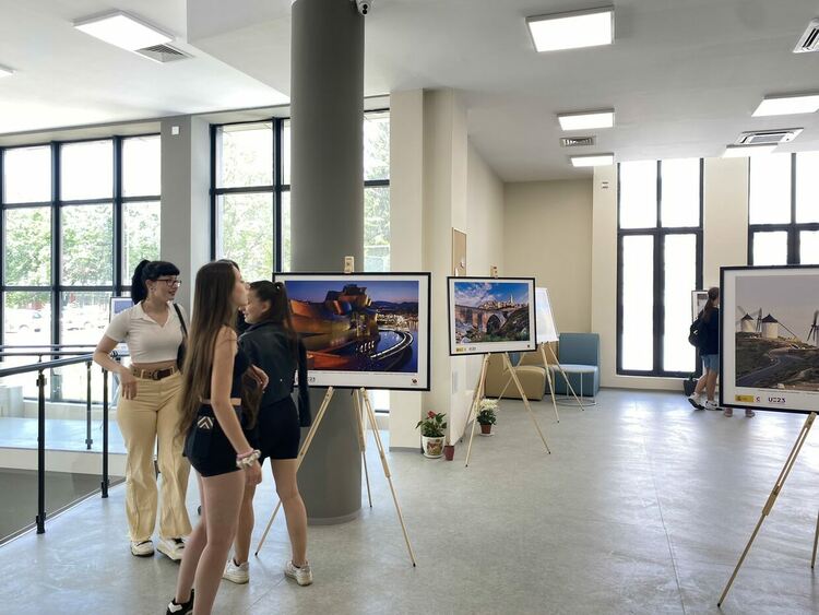 В Международния Младежки Център в Перник бе открита впечатляващата фотоизложба „Испания, по-близо“