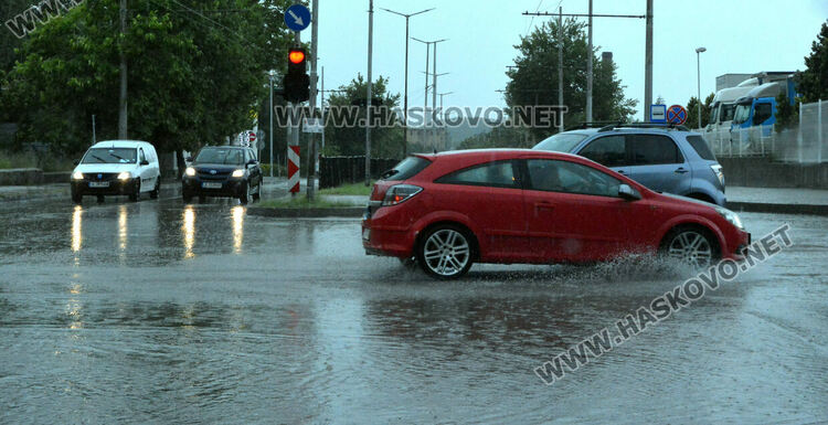 Изстреляха над 500 противоградни ракети в Хасковско, дъждът наводни мазета и улици