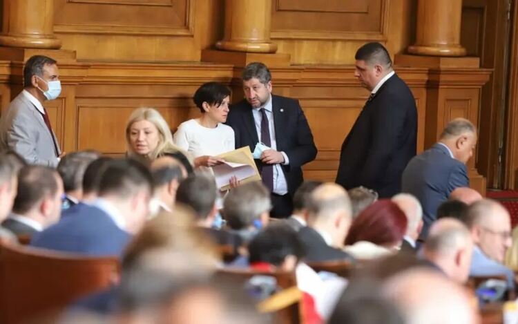 И тримата на тази снимка - Антоанета Цонева, Христо Иванов и Ивайло Мирчев (отляво надясно), няма да влязат в следващото Народно събрание.