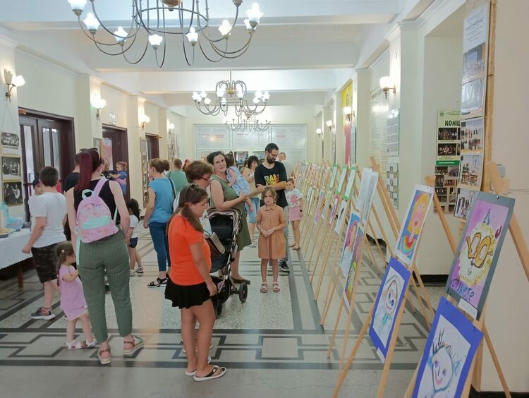 Учители откриха изложба "Портрети" на свои ученици