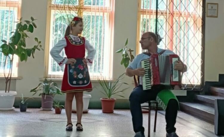 Учители откриха изложба "Портрети" на свои ученици