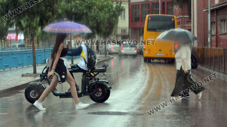 Изстреляха над 500 противоградни ракети в Хасковско, дъждът наводни мазета и улици