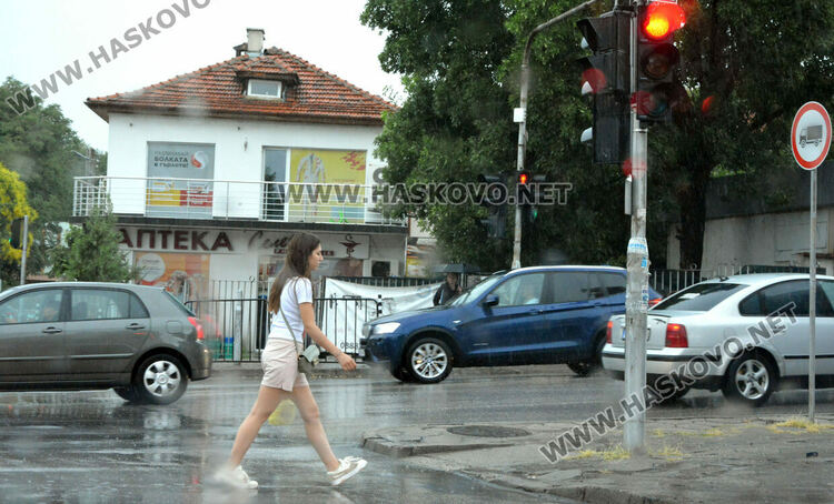 Изстреляха над 500 противоградни ракети в Хасковско, дъждът наводни мазета и улици