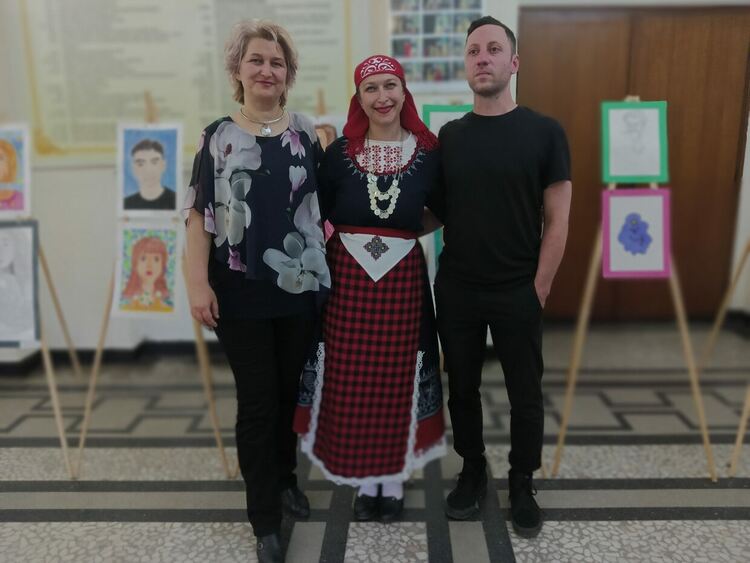 Учители откриха изложба "Портрети" на свои ученици