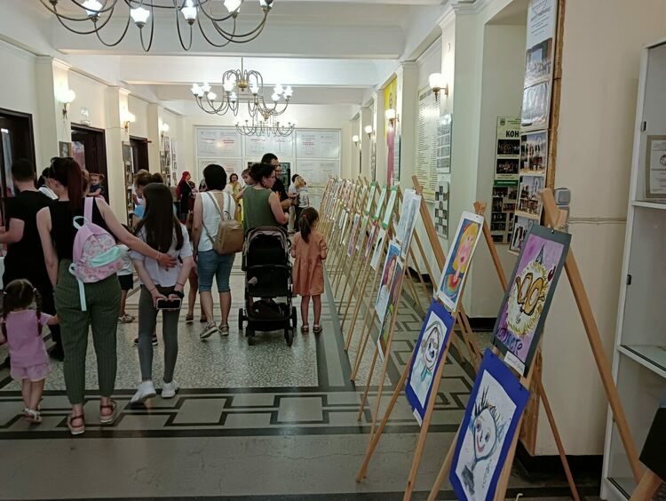 Учители откриха изложба "Портрети" на свои ученици