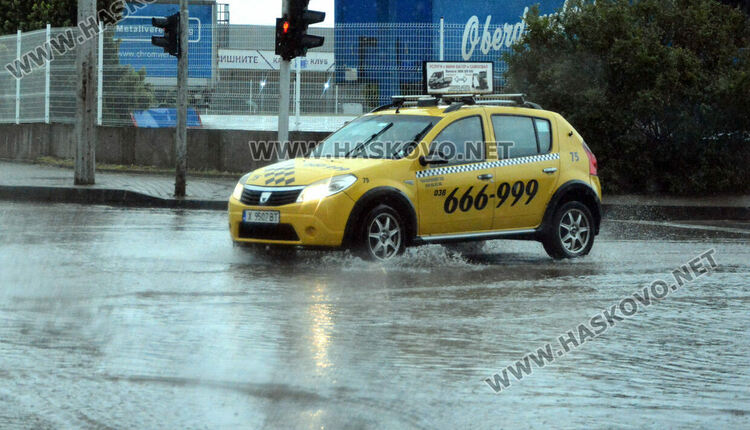 Изстреляха над 500 противоградни ракети в Хасковско, дъждът наводни мазета и улици