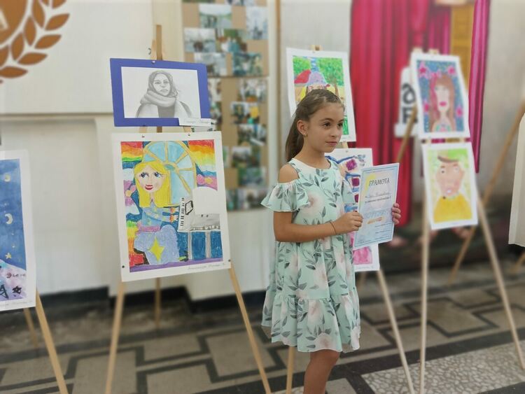 Учители откриха изложба "Портрети" на свои ученици