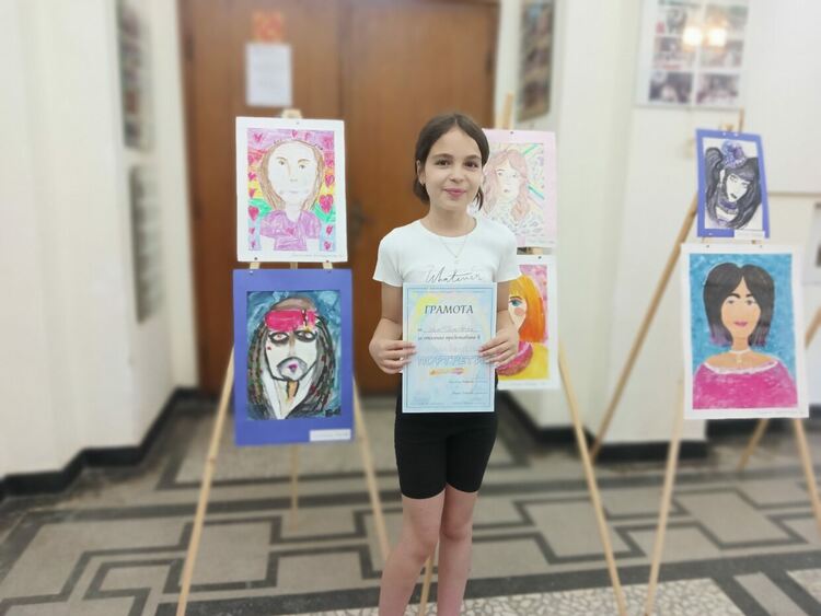Учители откриха изложба "Портрети" на свои ученици