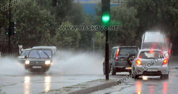 Изстреляха над 500 противоградни ракети в Хасковско, дъждът наводни мазета и улици