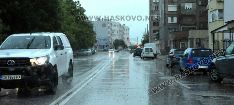 Изстреляха над 500 противоградни ракети в Хасковско, дъждът наводни мазета и улици