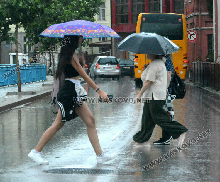 Изстреляха над 500 противоградни ракети в Хасковско, дъждът наводни мазета и улици