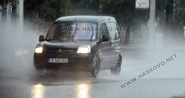 Изстреляха над 500 противоградни ракети в Хасковско, дъждът наводни мазета и улици