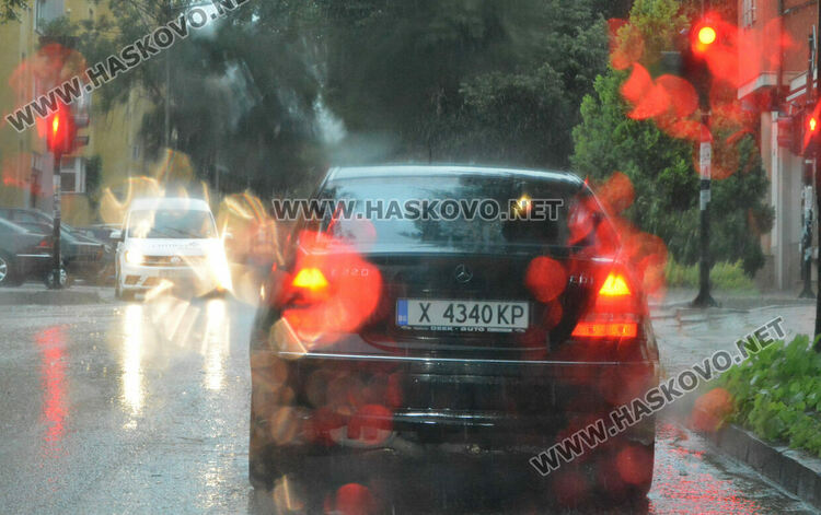 Изстреляха над 500 противоградни ракети в Хасковско, дъждът наводни мазета и улици