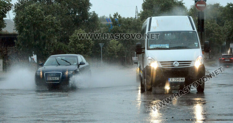 Изстреляха над 500 противоградни ракети в Хасковско, дъждът наводни мазета и улици