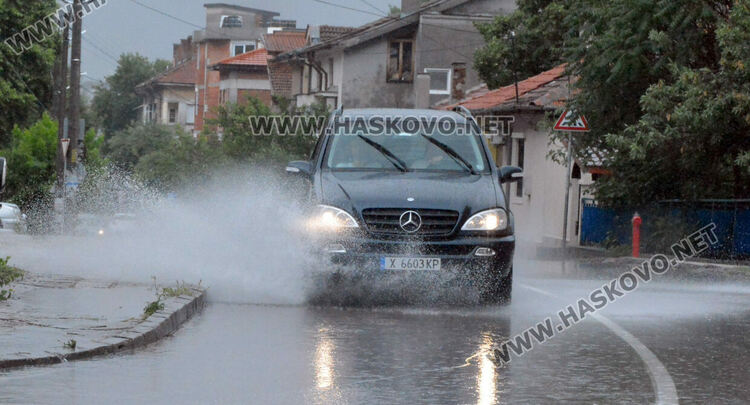Изстреляха над 500 противоградни ракети в Хасковско, дъждът наводни мазета и улици