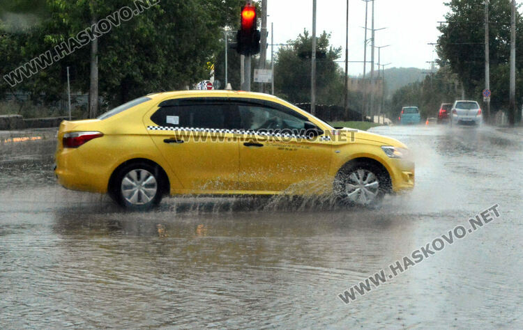 Изстреляха над 500 противоградни ракети в Хасковско, дъждът наводни мазета и улици