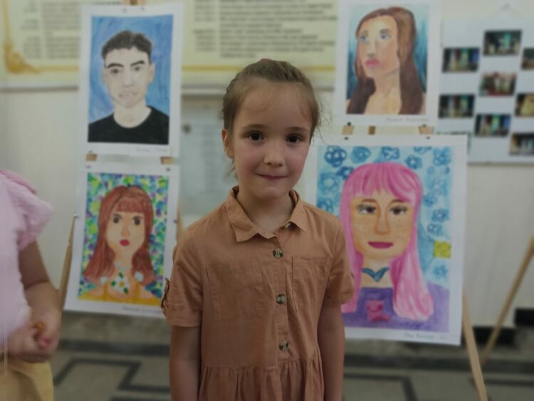 Учители откриха изложба "Портрети" на свои ученици