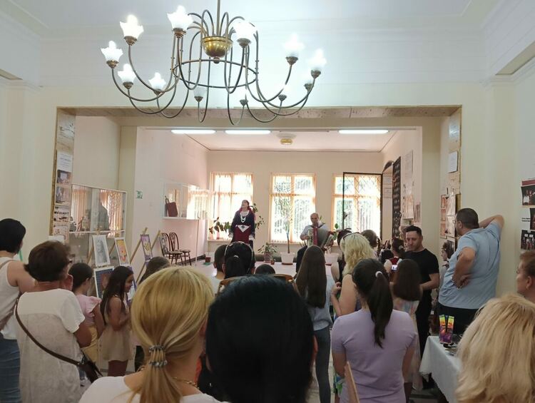 Учители откриха изложба "Портрети" на свои ученици